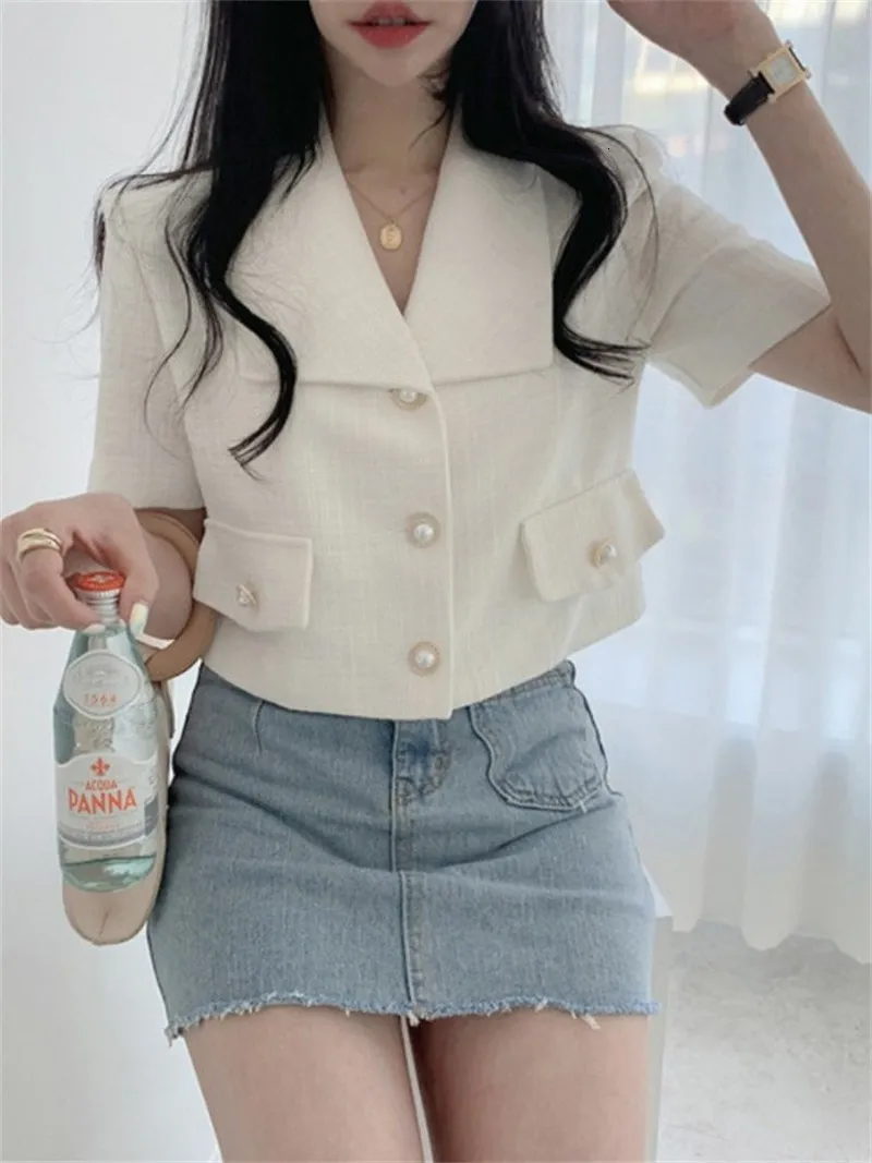 Kvinnors jackor temperament koreansk sommarlapel kort ärm kvinnors jacka vita mode kostymer kofta gröda pärlknapp tweed coat 230608