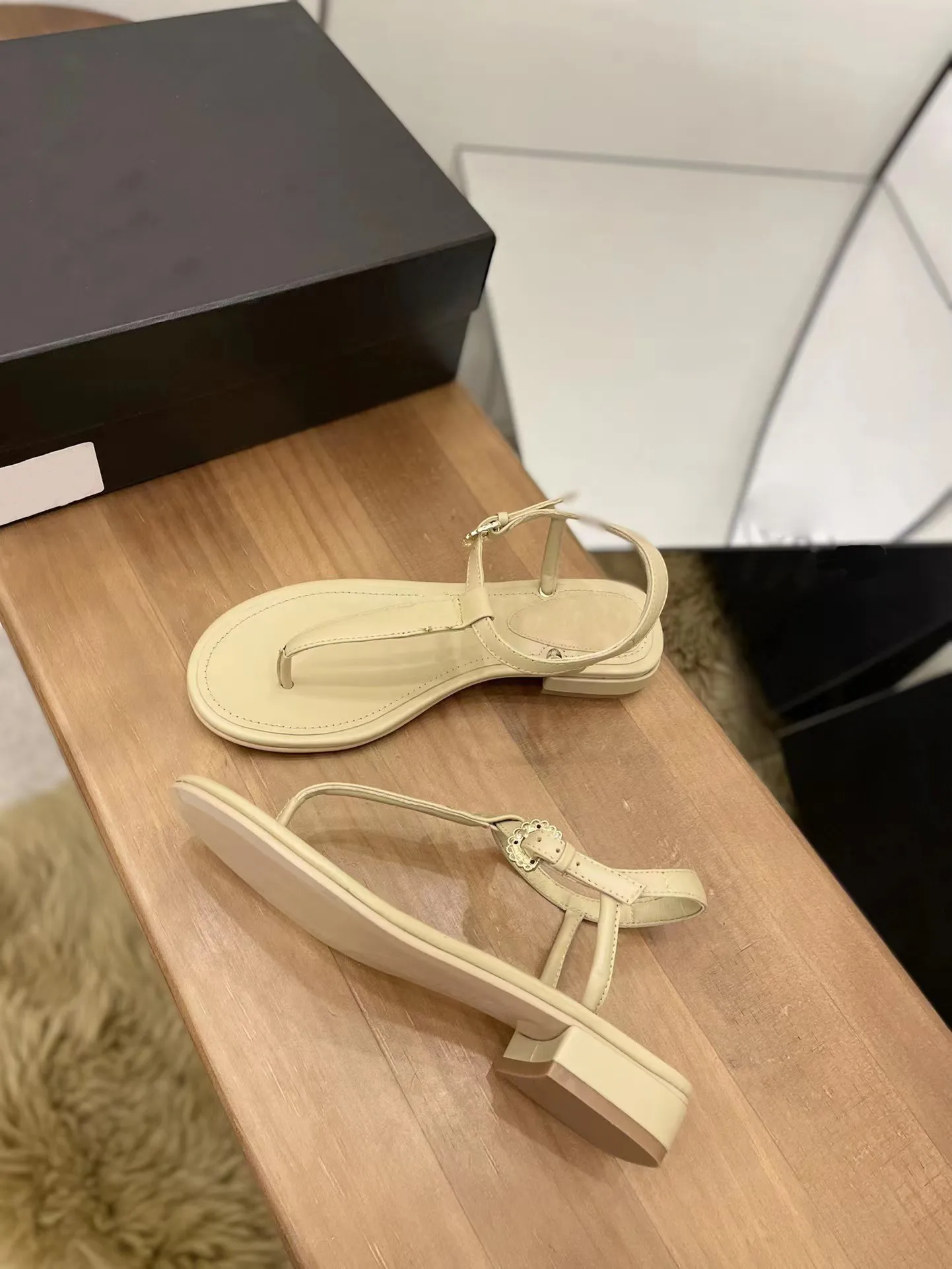 Designer Sandaler Ladies Low Heel Designer Fashion Luxury Elegant Simple Material Flat Shoes Bekväm ny högkvalitativ sandal tofflor Lätt avslappnad