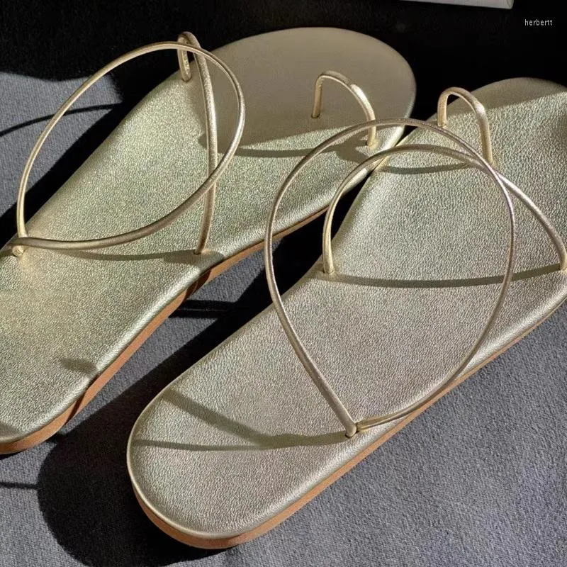 Sandaler smala bandskor för dambälte platt klackar runt tå ankelband zapatos de mujer kvinnlig guld elegant femme sandalier