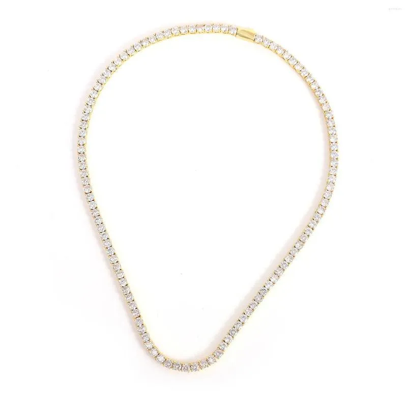 Les chaînes intensifient votre jeu d'accessoires avec le collier de tennis en zircon chic et polyvalent de 4 mm - Parfait pour toutes les tenues