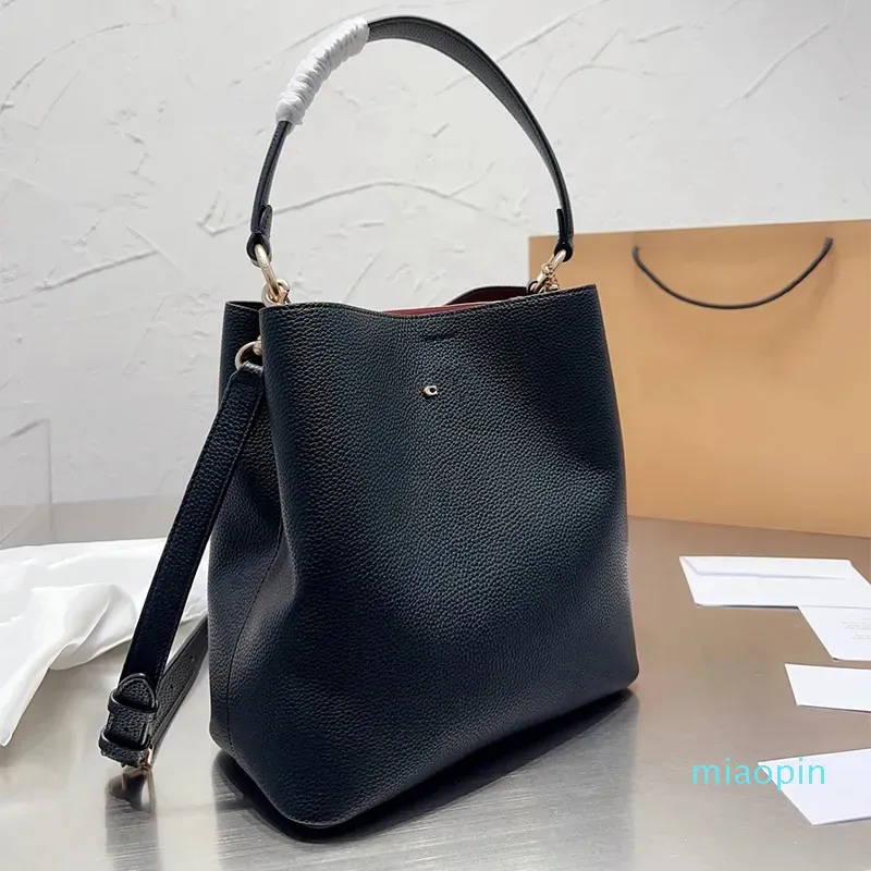 2023-handbag Luxurys Designers Bags tote bag Classic Handbags Limited high capacity Travel Shopping Shoulder bag Red inner liner design very nice