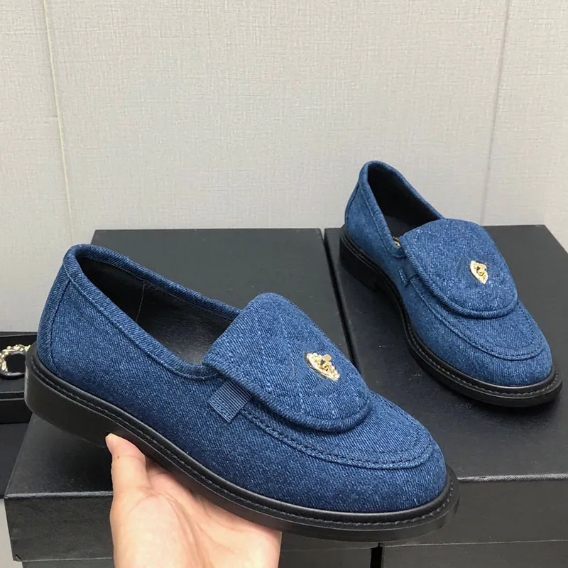 23ss Scarpe eleganti da donna Designer Mocassini in denim Tacchi spessi 4cm Trama trapuntata Hardware Matelasse Sandali da donna Retro Rosa Blu Scarpe casual nere con sacchetto per la polvere