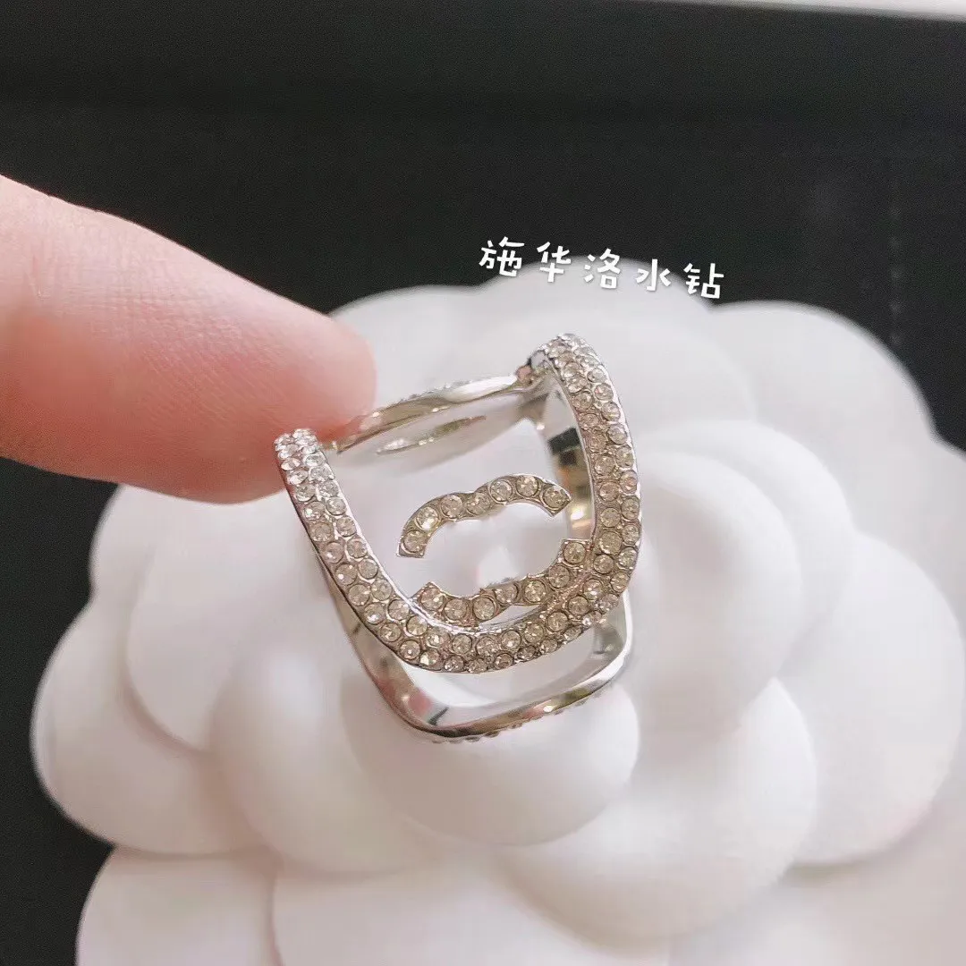 Nie Fade Brand Letter Brass Open Bandringe Modedesigner Kristall Strasskupfer Ring für Frauen Hochzeit Schmuck Geschenke