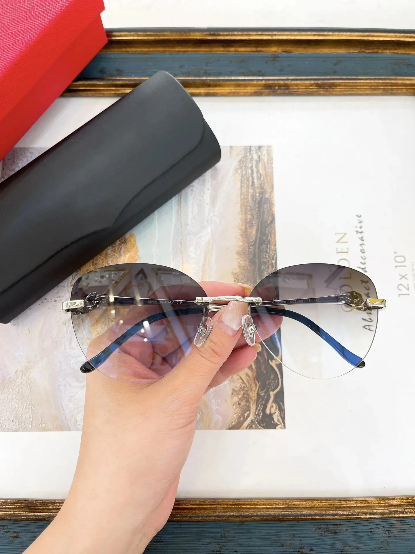 Mode lyxdesigner solglasögon kvinnor och herrglasögon och strandgata -fotosolglasögon ramlöst med presentförpackning