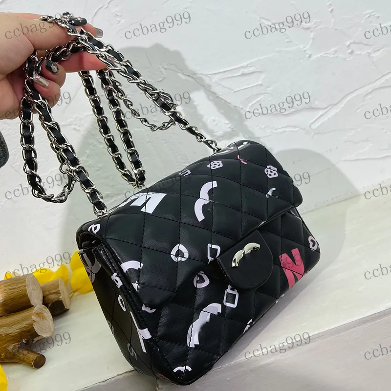 Brand Women Shoulder Bag Leather Quilted Printed Clamshell Hardware Metal Turnbuckle Handbag Matelasse Chain Crossbody Bag Makeup Case Designer Coin Purse 20/17cm