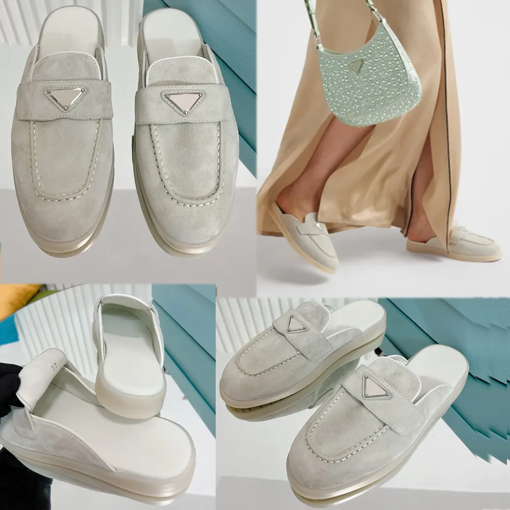 Sabots en cuir suédé Blanc craie 1D270 Dessus avec bande en cuir Doublure en cuir Logo triangle en métal émaillé Mocassins plats design bean shoes Grande pointure 35 46