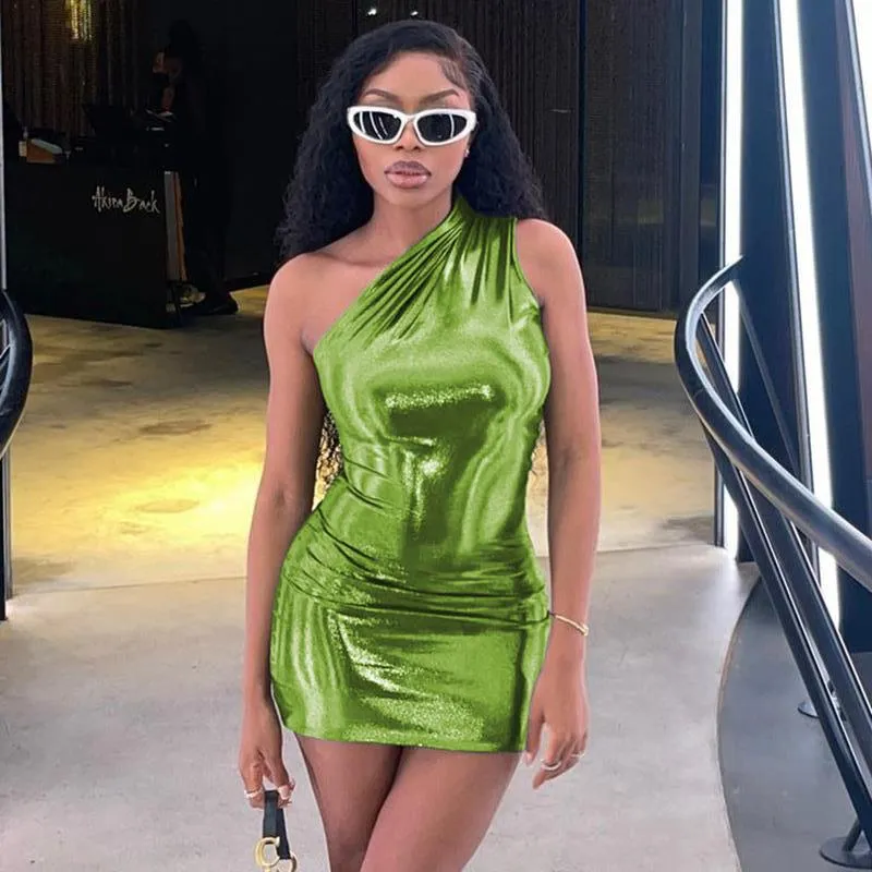 Mujeres lindas en vestido sale