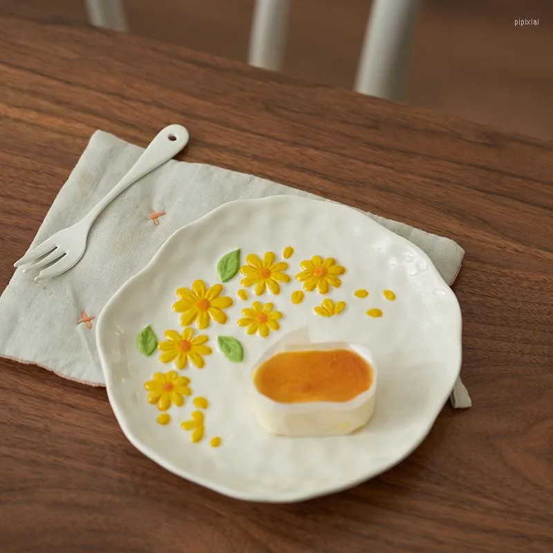プレートINSエンボス加工された創造的な日本の朝食プレートホームラウンドデザートセラミックディナーアンダーグレーズクラフトキッチンディナーウェア