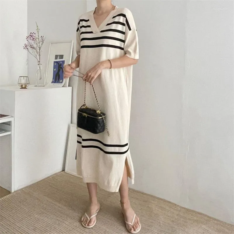 Party Dresses Summer Sticked Ice Silk Casual Dress Women Vintage Randig Kort ärm V-Neck Korean Fashion Long Dreseses Elegant Vestidos