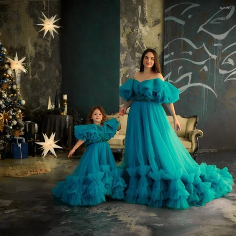 Flickaklänningar Design Gorgeous Mother and Daughter Matching Tulle Fluffy Ruffle med tåg från axeln Evening Party Prom Gown