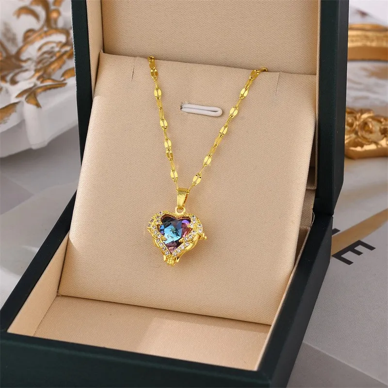 Love Pendant Necklace Gold Jewelry Clover Neckor Heart Men Ice Out Chain Diamond CD Designer för Woman Channel Charm Gold Cross Westwood Luxurys smycken pärlor