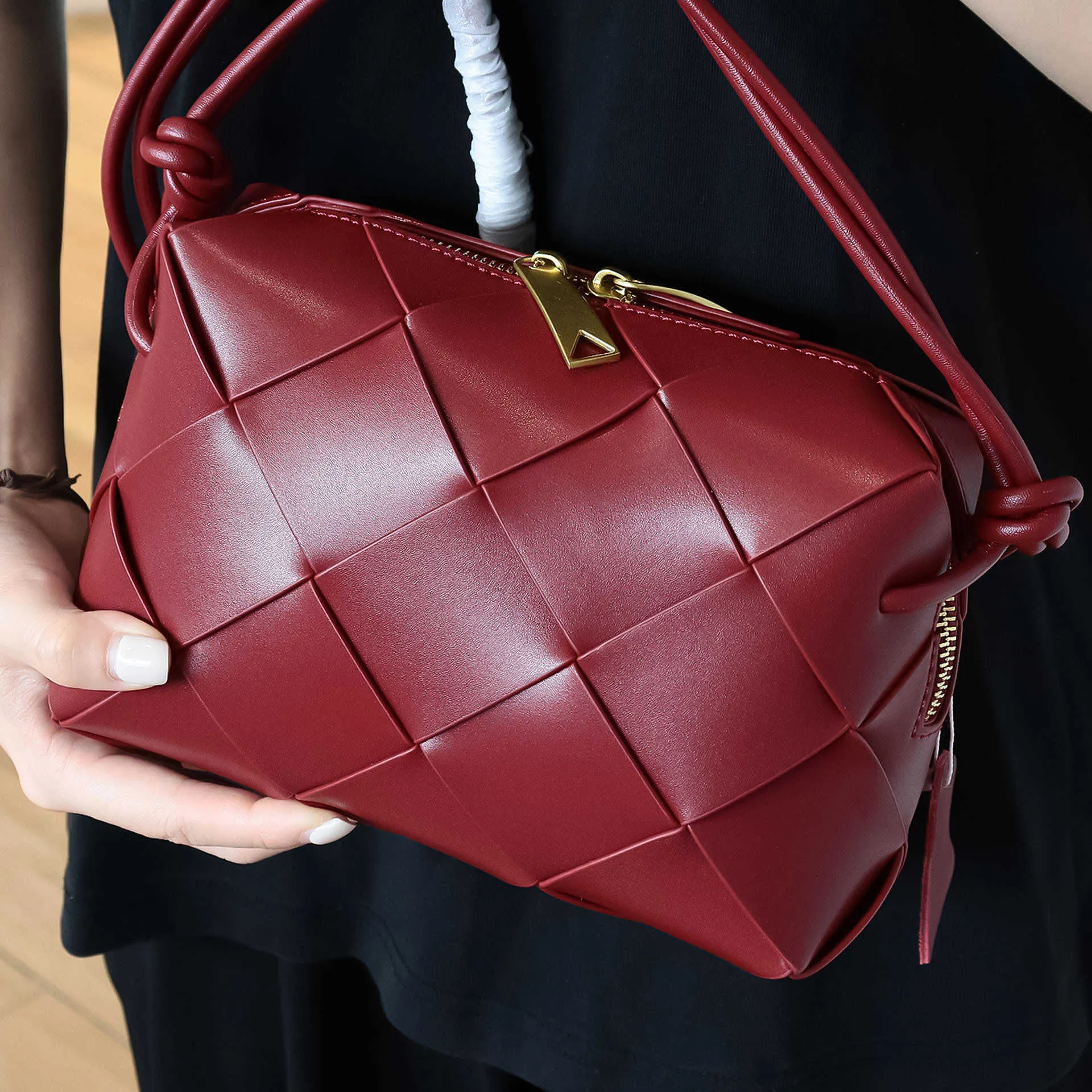 CIMONI® Premium Genuine Leather Cross Body Bag Outdoor Small Shoulder Side  Purse Unisex Chest Bag External Mobile Zipper Pocket (Color - Black) :  Amazon.in: Fashion