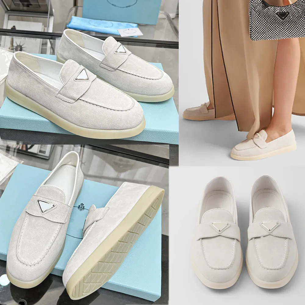 Suede leren loafers Chalk White 1D22 Mocassini in pelle scamosciata Bovenwerk met driehoekig kenmerkend logo Heren dames Platte designer loafer Rubberen antislipzool