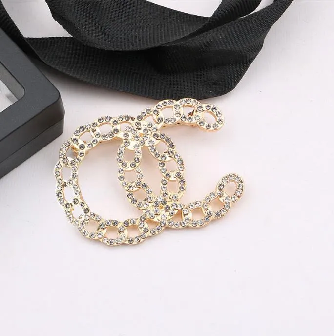 La più nuova spilla di design Lettere di marca Spille di diamanti Spilla di cristallo Strass Spilla di perle Spille Fascino Spille di fiori unisex Regali per feste