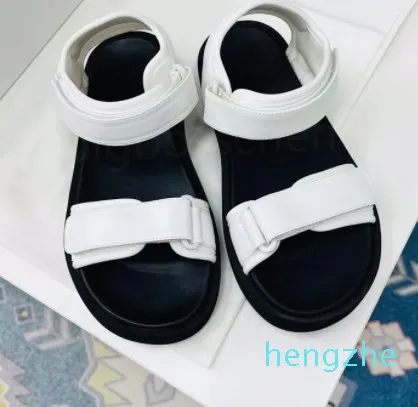 2023 Summer Sandals Ladies Roman Casual Shoes Designer Classic Fashion Simple Leather Buckle Ett ord med platt häl tjock