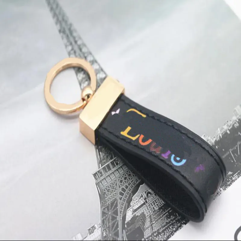 Luxury Leather Keychain Womens Colored Letters For Car Keyring Fashion Key Chain For Men Women PA is och hängen med flera funktioner