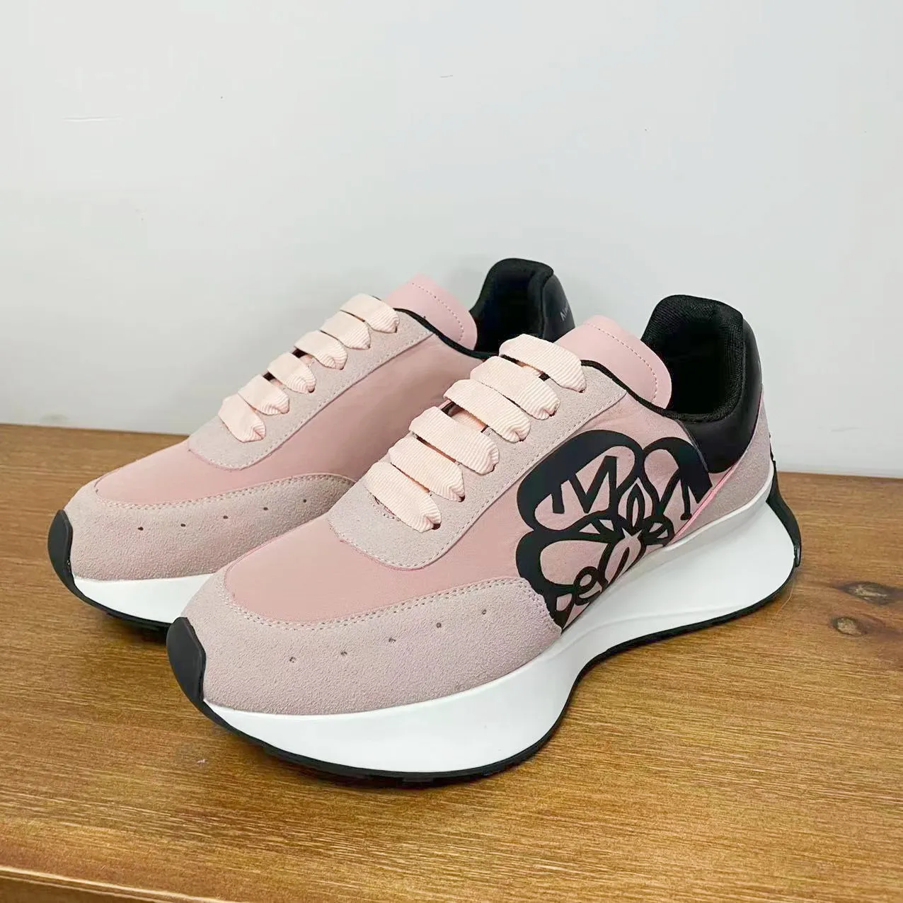 Sandales à talons et fleurs en cuir brillant noir | VAVA