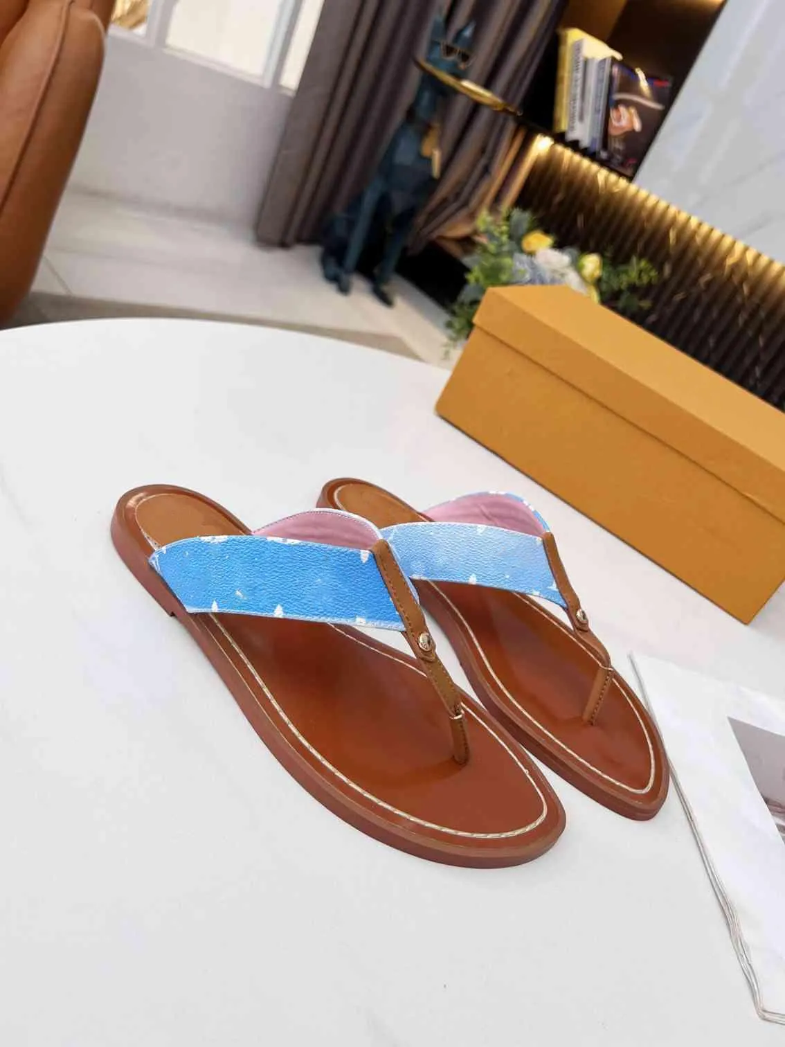 Luxe Femmes En Cuir Plat Pantoufles Fille Goujons String Sunny Slide Sadnal Designer Lady Lettre Imprimé Toile Sangle Semelle En Caoutchouc Flip Flop Chaussures