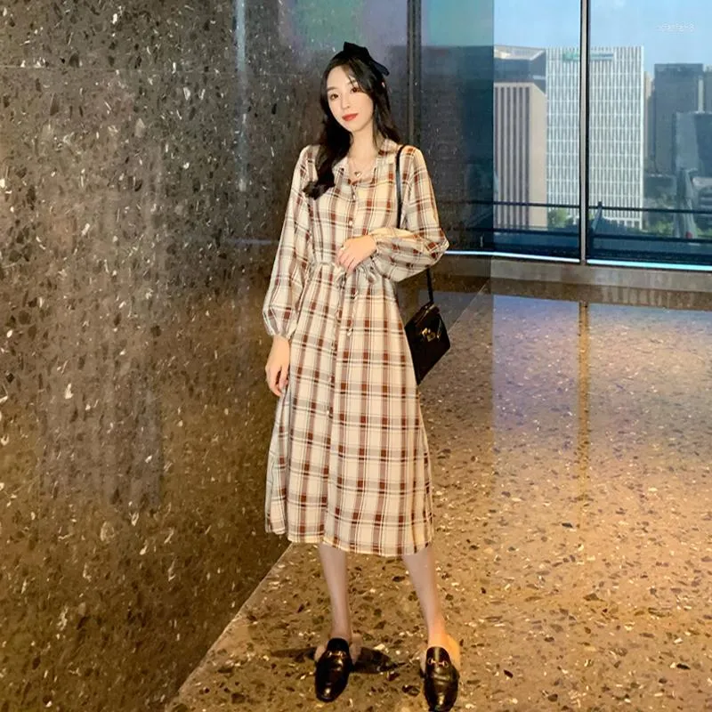 Casual Dresses Spring Women Chiffon Vintage Mid-Calf Dress Loose Button Turn-Down Collar Fashion Belt Plaid långärmad kvinna