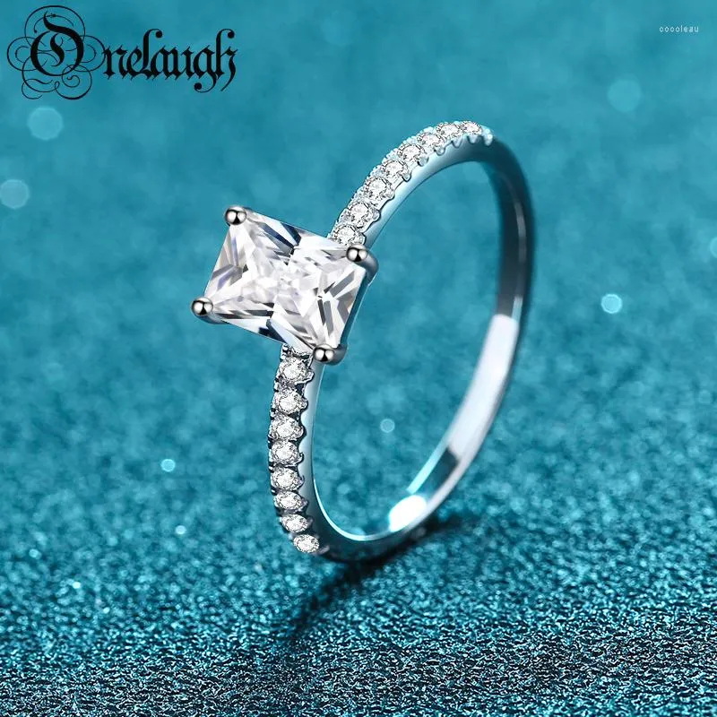 Klusterringar Onelaugh Real 1 D Färgstrålning Skär Moissanitbröllop för kvinnor 925 Silver Emerald Diamond Promise Jewelry Ring