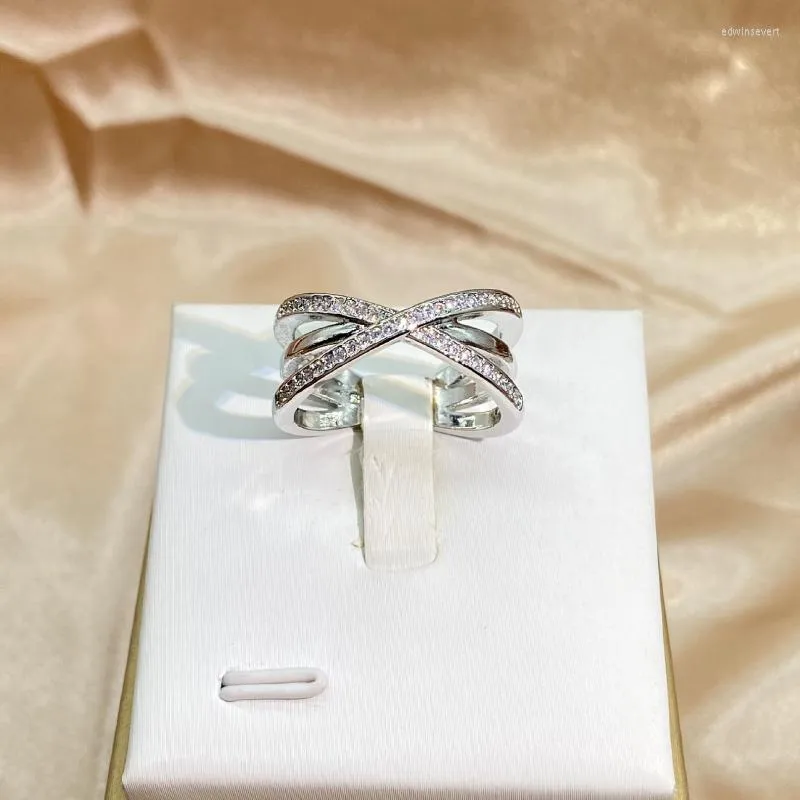 Klaster pierścionków w prostym srebrnym 925 Creative Cross zaręczynowy Pierścionek Inkrustowany Crikonia klasyczny styl biżuterii ślubnej dla kobiet Prezent