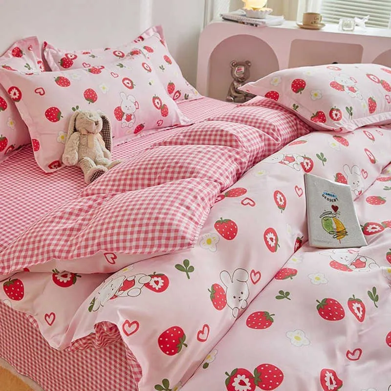Sängkläder set söta kanin sängkläder med jordgubbtema Tvillingstorlekstorlek täcke platt platta plåtfodral polyester pojkar flickor säng linne z0612