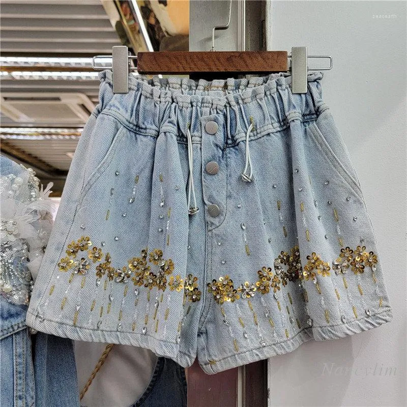 Kvinnor Jeans Ligh Blue Denim Shorts for Women 2023 Spring Summer Heavy Industry Pärlagad blommor Elastisk hög midjebyxor Femme