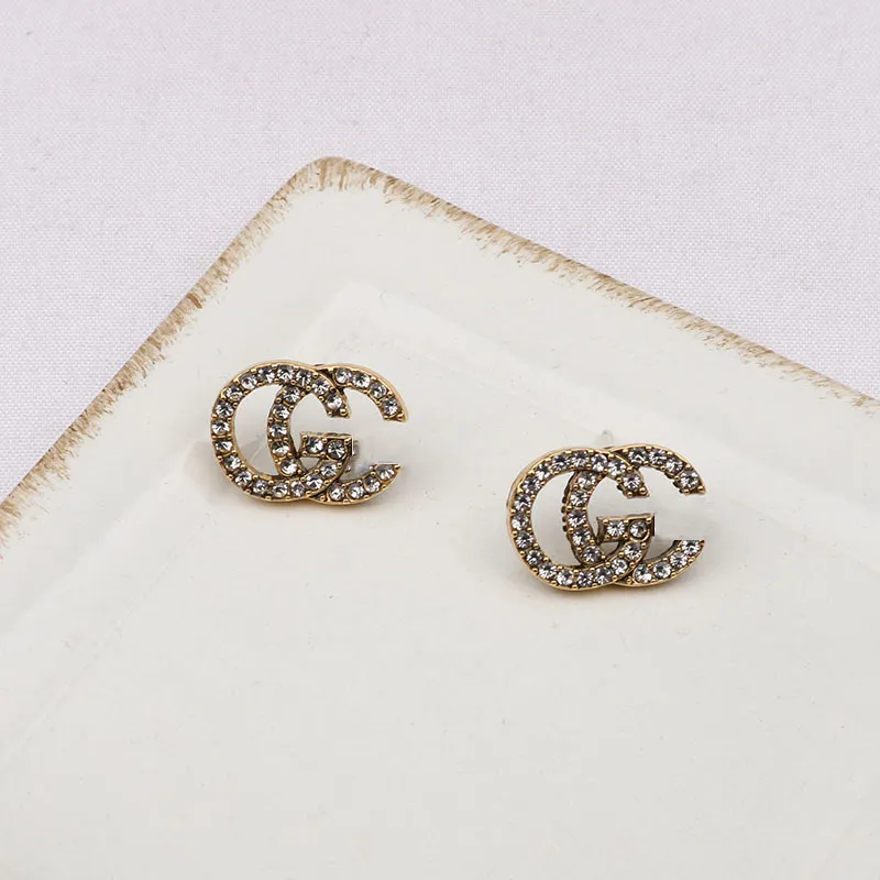 11 nouvelles boucles d'oreilles rétro pleines de diamants de la famille pour les célébrités Internet simples et à la mode des femmes Vente en gros de boucles d'oreilles polyvalentes du même style