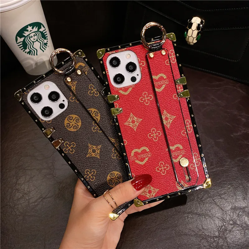 Luxury Flower Print Square Plating Wristband Vogue Phone Case för iPhone 14 13 12 11 Pro Max Samsung Galaxy S23 Ultra S22 Plus S21 S20 Retro Geometric Leather Back Cover Cover