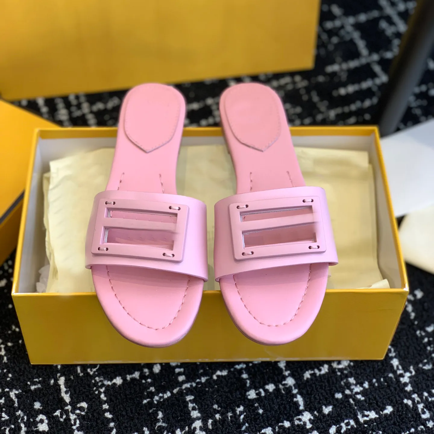 Pantoufles de marque de marque F avec sandales de luxe Box Chaussures pour hommes et femmes confortables Pantoufles de plage Black Pink Summer Fashion Slide