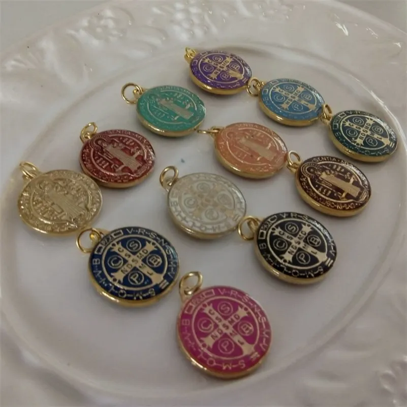 Lockets 50 PCS Zestaw religijny wielokolorowy Święty Benedykt Medali katolickie złoto platowane sb moneta san Benito Favors prezenty 230612