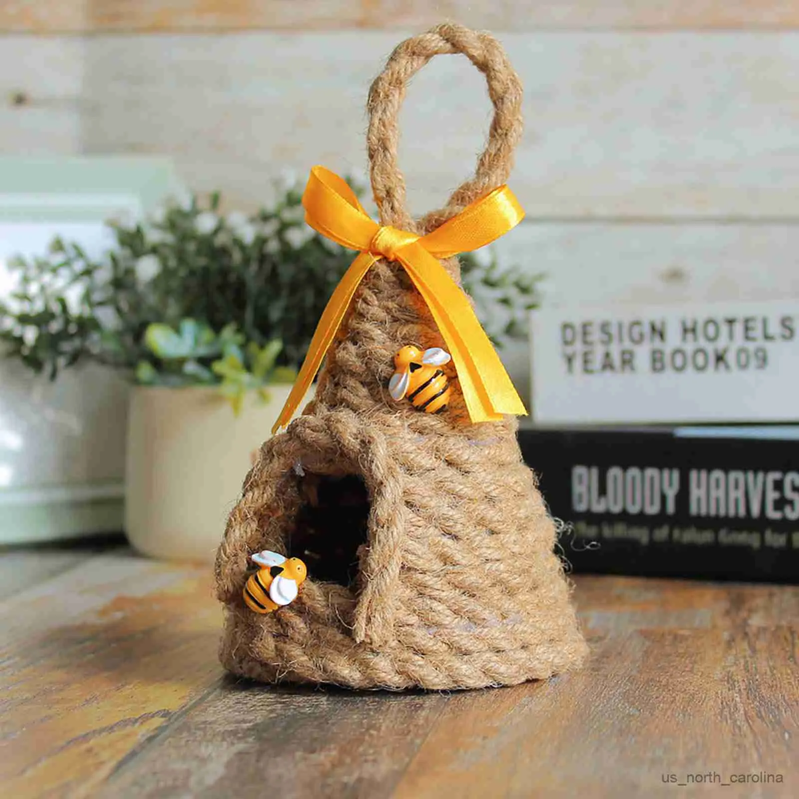 Tuindecoraties Bumble Bee Honey Bee House Hanging Basket Decor Bee Shelf Sitter Tiered Tray Display Spring Coffee Table Rustic Crafts R230613