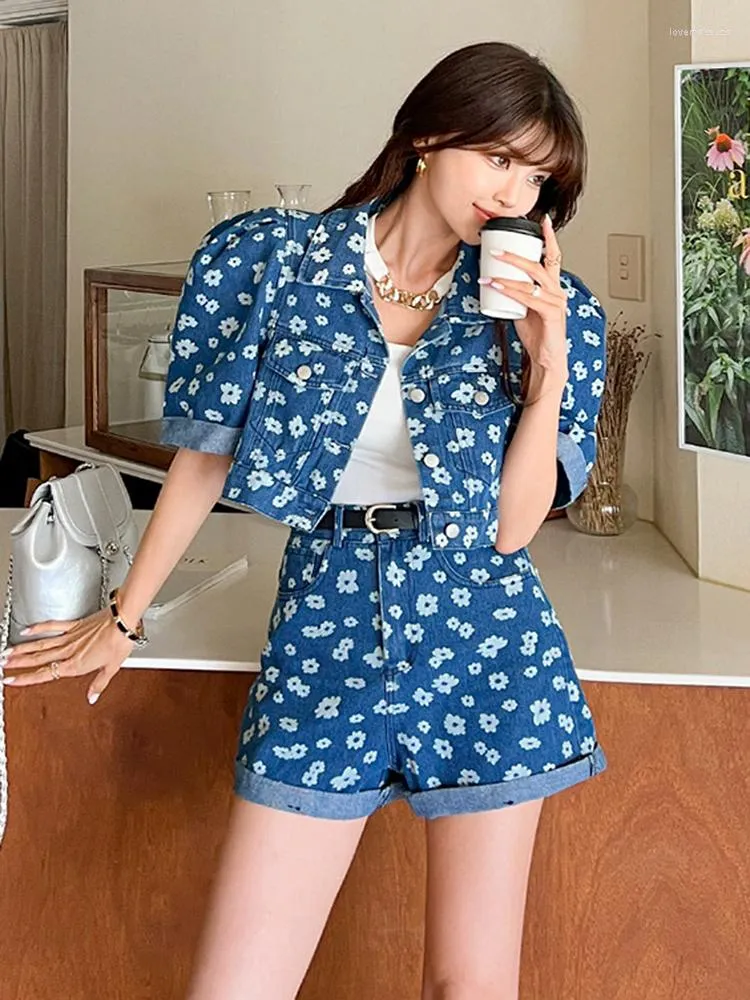 Survêtements pour femmes Casual Summer Denim Flowers Impression Ensemble 2 pièces pour femmes Revers Single Breasted Puff Sleeve Crop Top Short taille haute