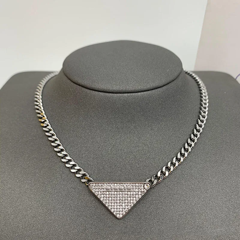 Collier Designer Jewelry Design de diamant européen et américain P Triangle inversé Collier Femelle Oreillement NOUVEAU Tempérament de mode Frin