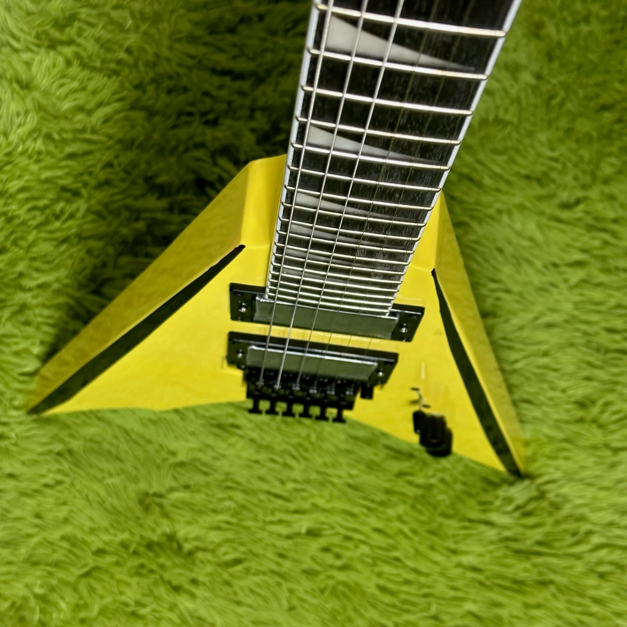 イエローフライングVスタイルのエレクトリックギター、6弦のデザイン