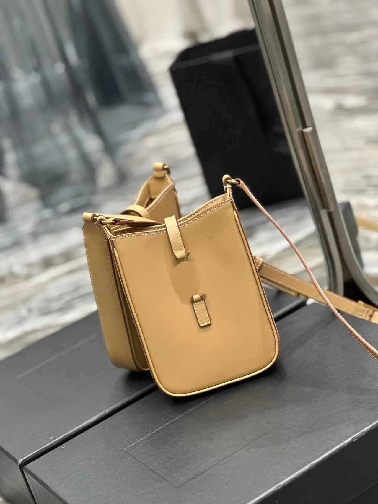 735214 Nya kvinnors crossbody väska franska designer axelväska mini mobiltelefon väska design utsökt liten praktisk och snygg enkel bärbar modetrend