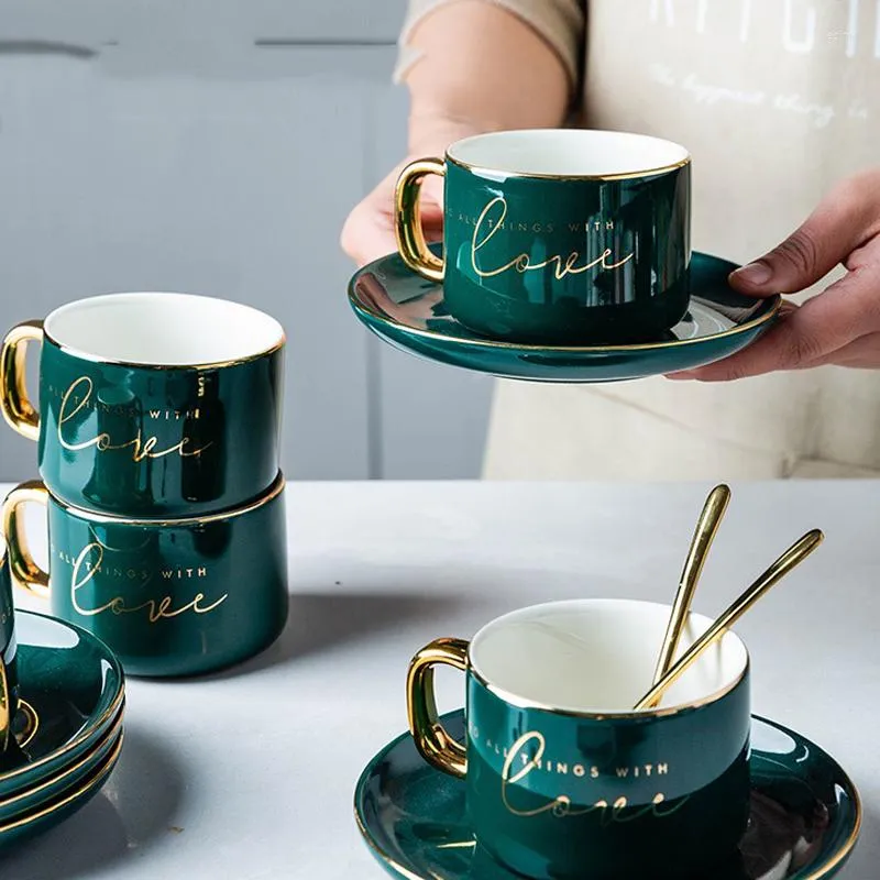 カップソーサーマグカップレターはコーヒーセットがホームアフタヌーンティーデザートタッセのための皿のゴールデンスプーンでコーヒーセットノルディックセット