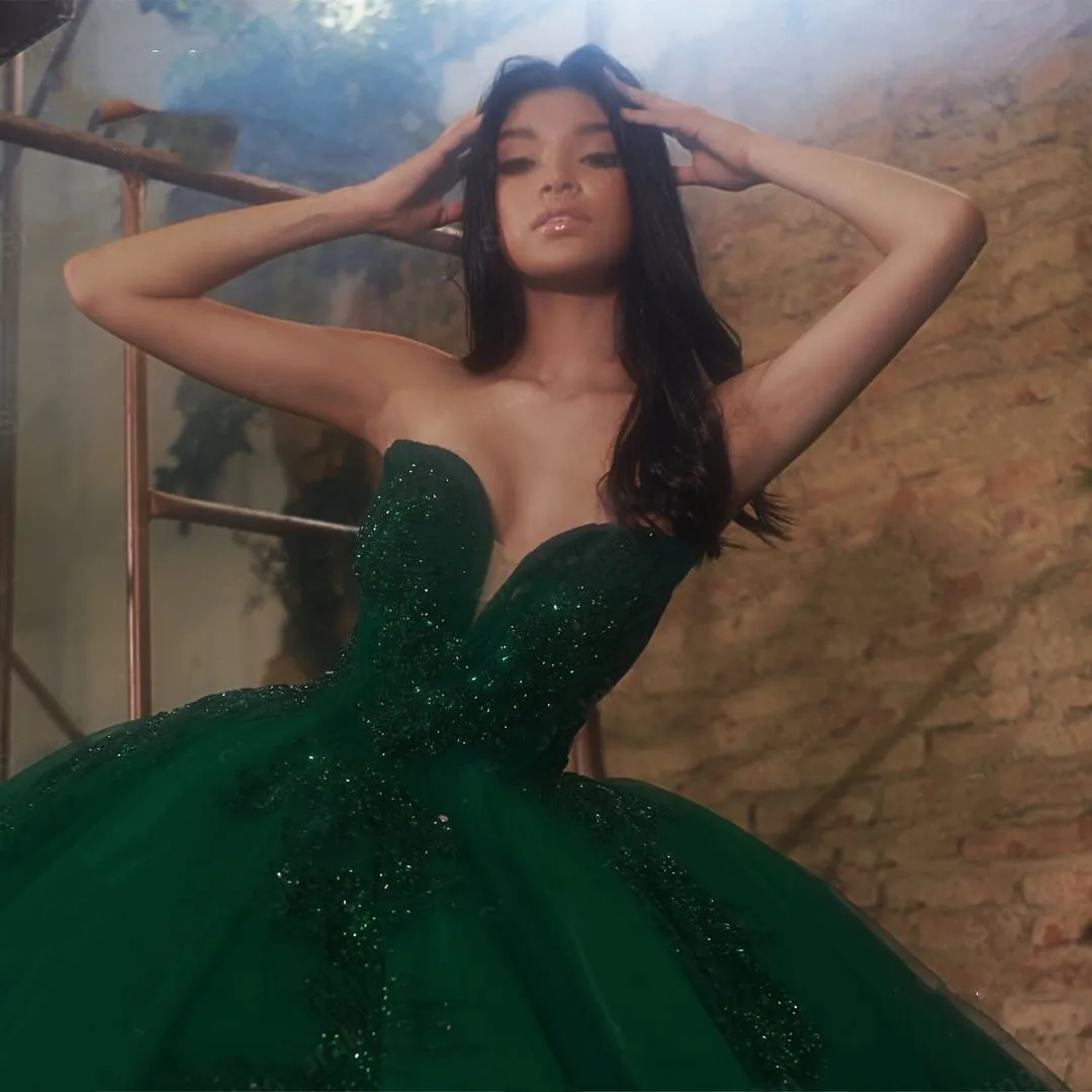 2023 Exquiste Dark Green Quinceanera Dresses Sexy Sweetheart Tulle Lace Appliques Crystal Beads Open Back Plus Size Formal Party Prom Evening Gowns
