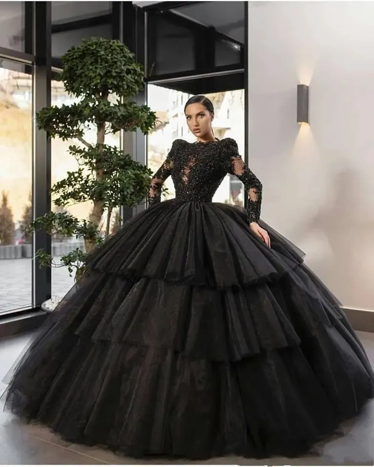 2023 Sexiga quinceanera klänningar svarta spetsapplikationer kristallpärlor juvel hals illusion tulle tiered plus size formell party prom afton gowns