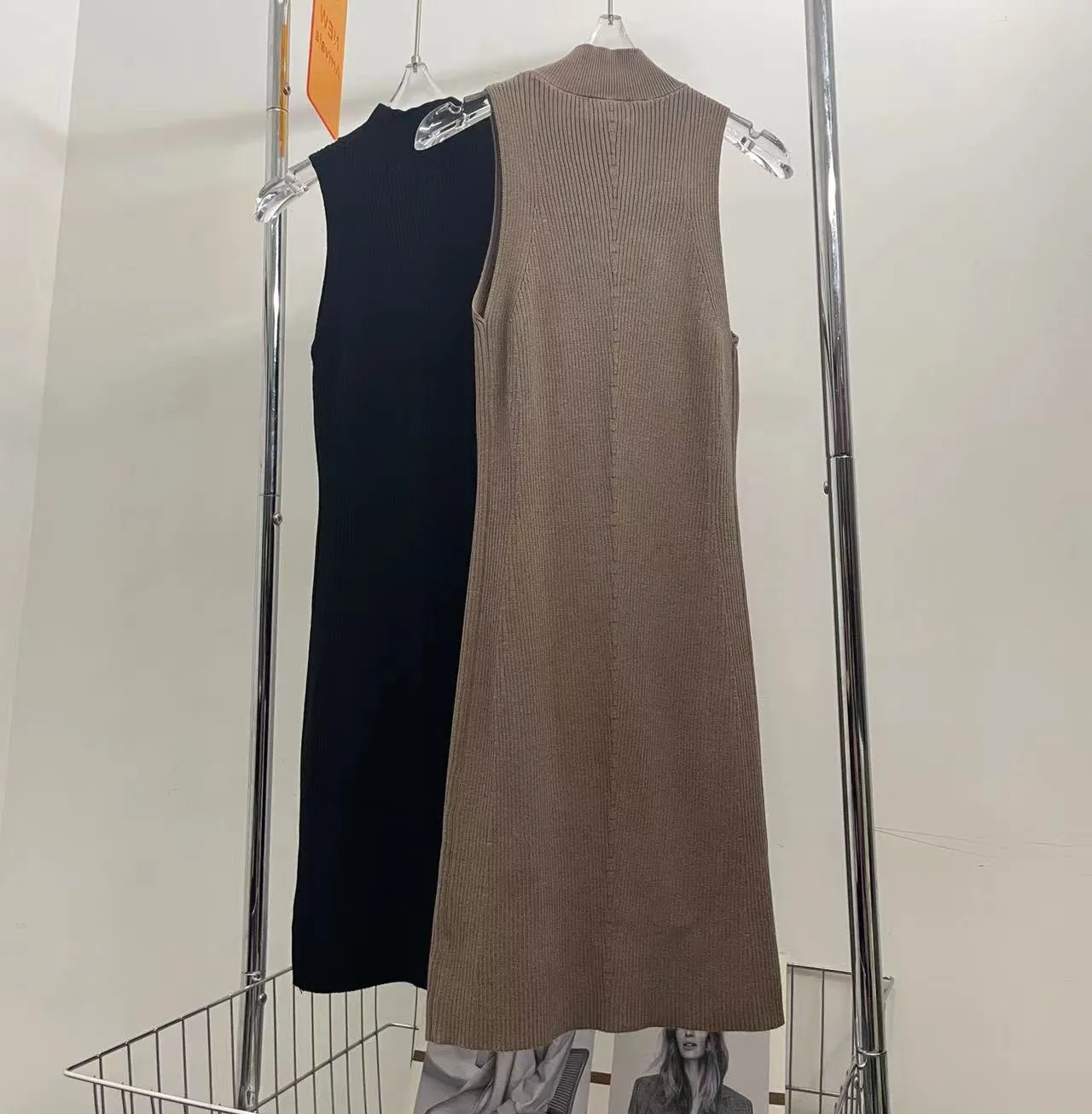 Sukienka dla kobiet designerska spódnica letnia światło luksusowy nowy seksowny, wydrążony design szczupły talia Knity Hip High talia Slee244h