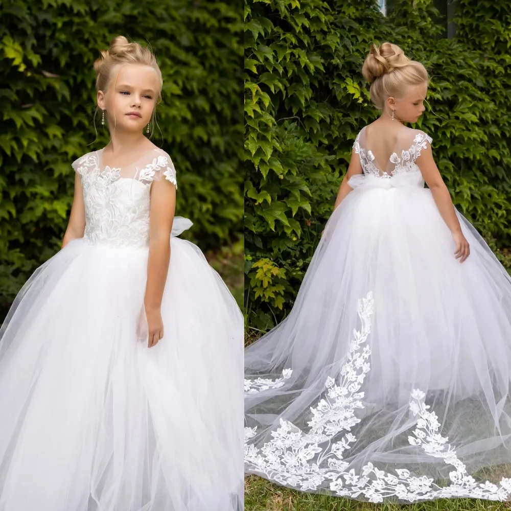 Baby Flower Girl Dress with Train 2024 Elfenben Tulle spetsbollklänning Första nattvards klänning Little Kid Infant Toddler Chistening Baptism Junior Bridesmaid Wedding Guest Guest