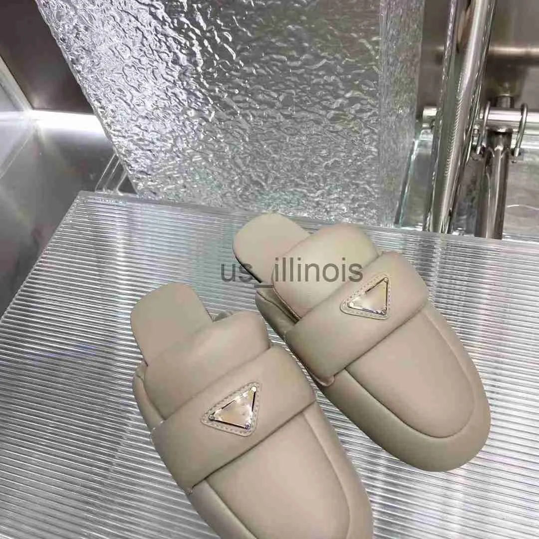 Slippare Europeiska klassiska lyxstil Kvinnor Sandaler Sandaler Beach Sandaler Leather Flat-Soled Slippers Gummi Botten Fler Colos Lefu Slippers J230614