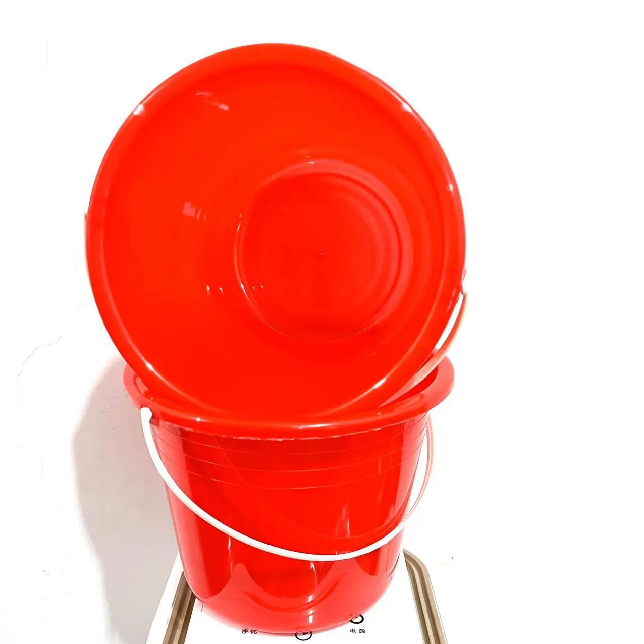 Piccolo secchiello portatile per l'acqua Secchiello per fragole Raccogliere, miscelare vernice e pigmenti Pittura e decorazione per bambini Giocattoli Secchio di plastica da spiaggia Piccolo secchio rosso