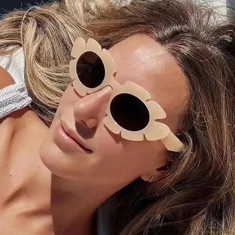 Lunettes de soleil fleur yeux de chat français rétro femme européen et américain exagéré lunettes de fête de tournesol