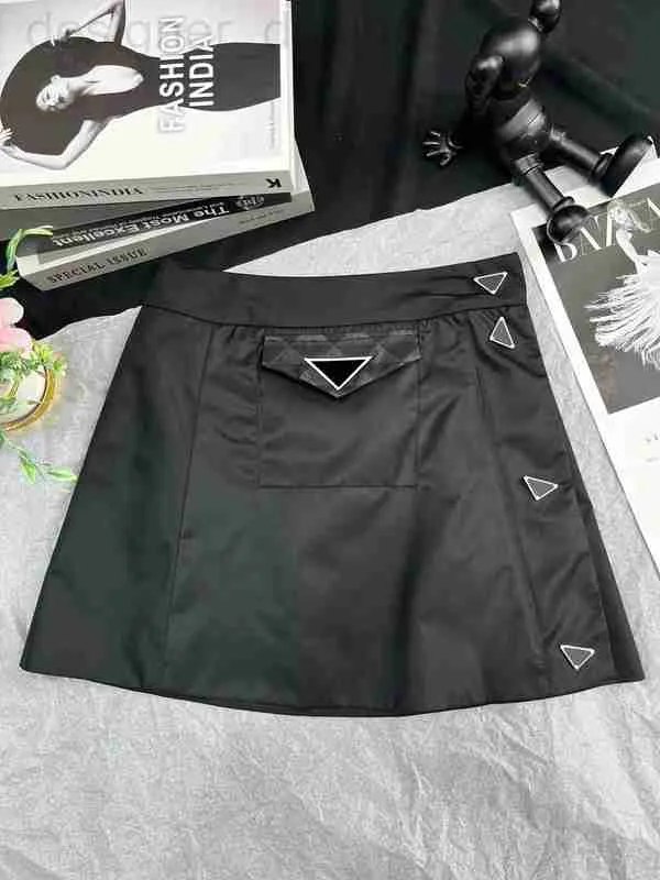 Jupes Designer 2023 Nouvelle Mode Split Patchwork Noir Midi Femmes Taille Haute Triangle Badge Casual Mini Jupe WBIZ