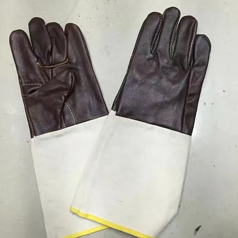 Los fabricantes venden al por mayor y personalizan varios guantes de soldadura industrial de cuero para protección de manos