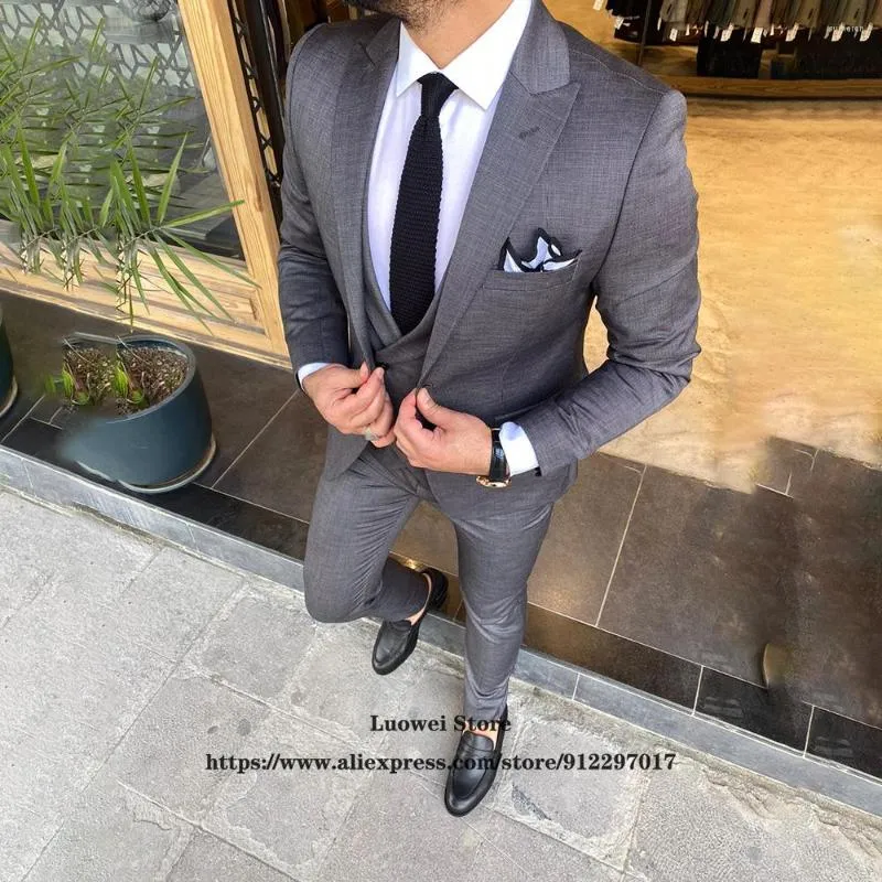 Męskie garnitury klasyczne dla mężczyzn Slim Fit Szare 3 -częściowe spodnie kamizelki kurtki Zestaw Formal Groom Wedding Peaked Lapel Tuxedo Male Busines Blazer