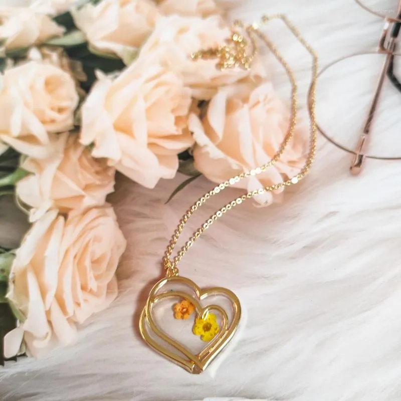 Pendant Necklaces Renya Handmade Resin Double Heart Necklace Real Pressed Dried Flower Short For Women Girl Summer Jewelry Gifts