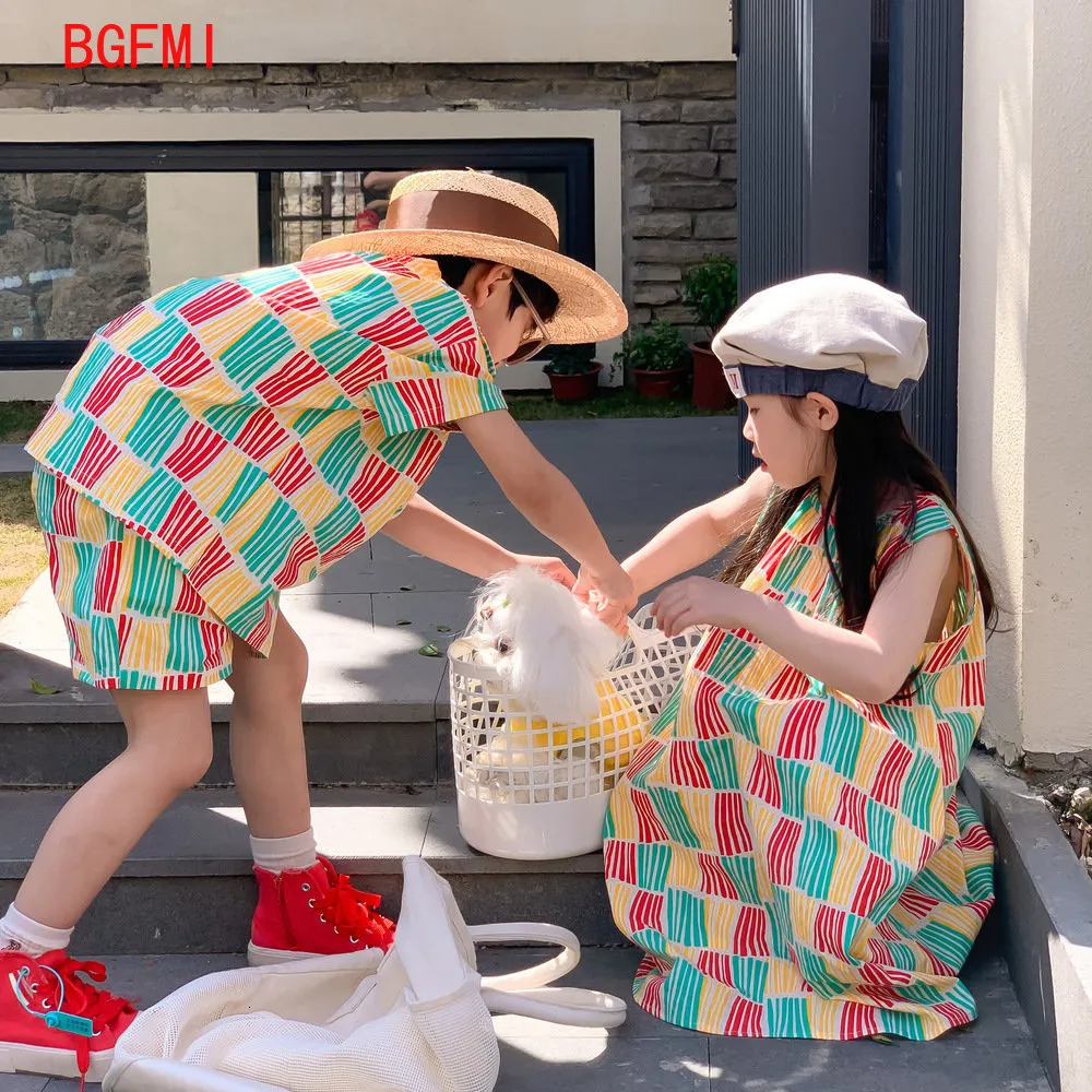 家族を一致させる衣装の夏の兄弟姉妹韓国語の子供の服コントラストカラーガールドレスベイビーボーイショートスショートスーツ2-10Y 230614