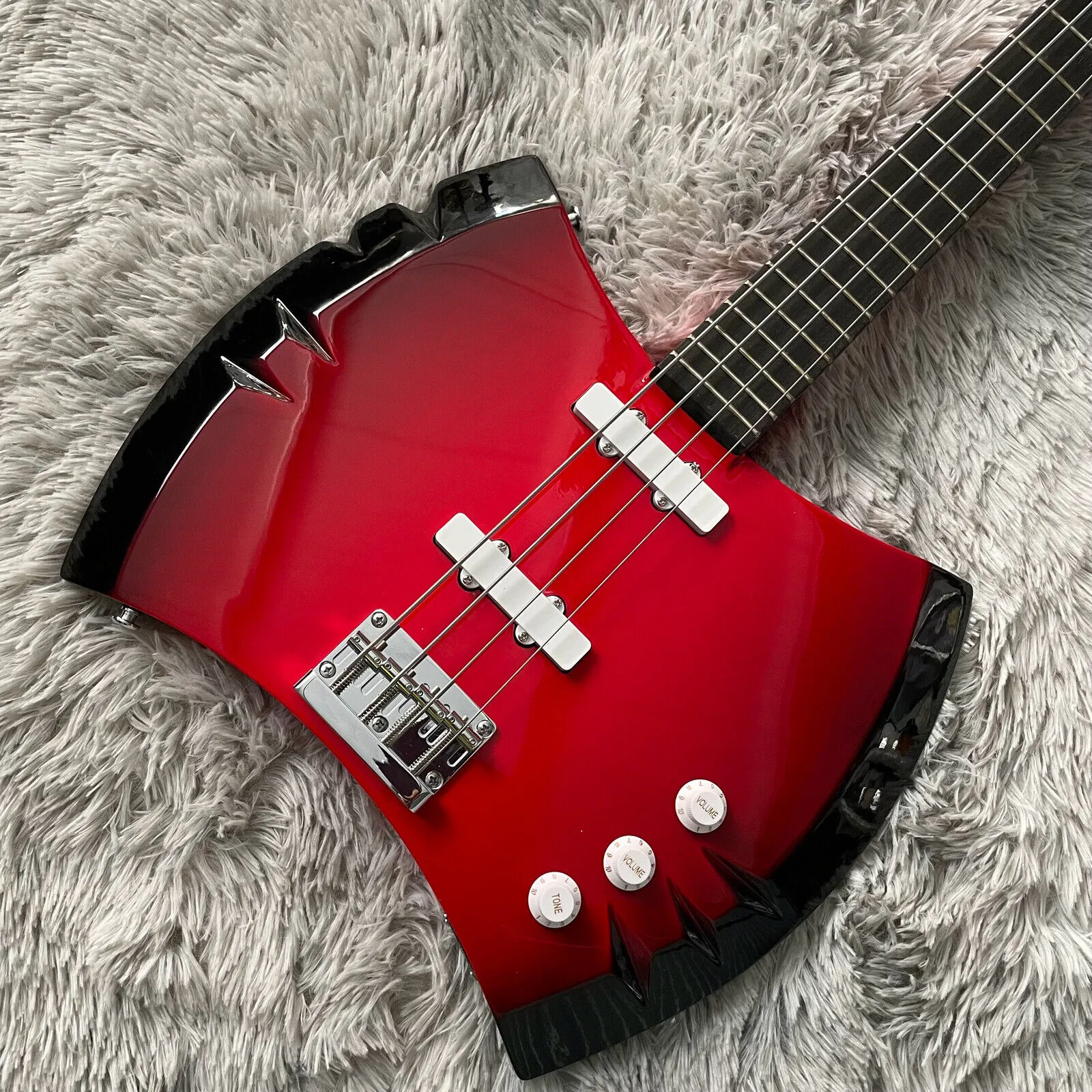 Anpassad precision 4 strängar Marcelin Red Panel Ax Bass Electric Guitar Neck Through Body, Chrome Hardware Red Top Black Edge Short Scale